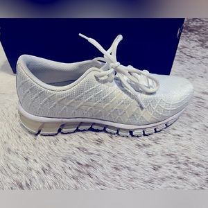 White ASICS Gel Quantum 180